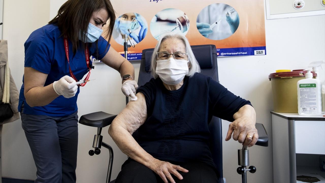 Aşı sırasını beklediğini ifade eden Kanbak, "Herkes aşısını olsun. Sağlığını düşünen gelsin." dedi. 