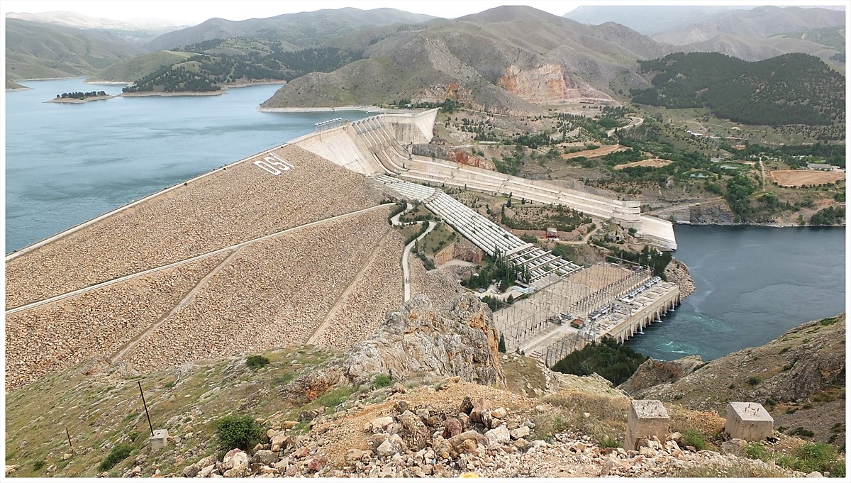 Fırat Nehri üzerinde bulunan Keban HES, hizmete girdiği 27 Ağustos 1974`ten 2020 yılına kadar yaklaşık 272 milyar kilovatsaat enerji üretimi gerçekleştirdi.