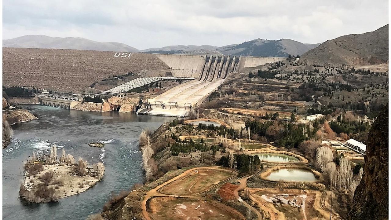 Kurulduğunda Türkiye`de üretilen elektriğin yüzde 20`sini tek başına karşılayan Keban HES, 1950`lerde Hirfanlı ve Sarıyar barajlarıyla büyük baraj inşaatı tecrübesini kazanmış Türk mühendisliğinin ortaya koyduğu ilk dev tesis olma özelliğini taşıyor.