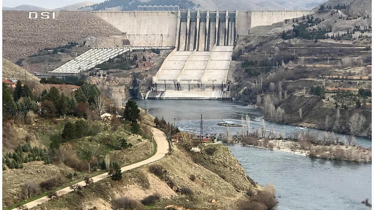 Elektrik enerjisi üretiminin yanı sıra göl çevresinde oluşan mesire alanlarıyla da bölgede sosyal hayata katkıda bulunan Keban Barajı, son yıllarda balık üretimiyle de ekonomiye önemli katma değer sağlamaya devam ediyor.