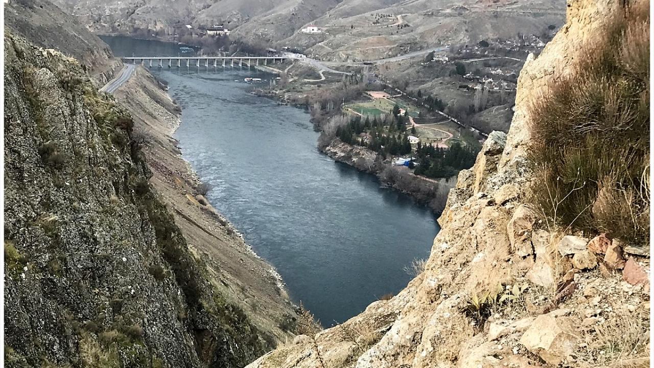 8 üniteyle 2020`de 5 milyar 93 milyon kilovatsaat enerji üretimi yapan Keban HES ülke ekonomisine 450 milyon dolar katkı sağladı.