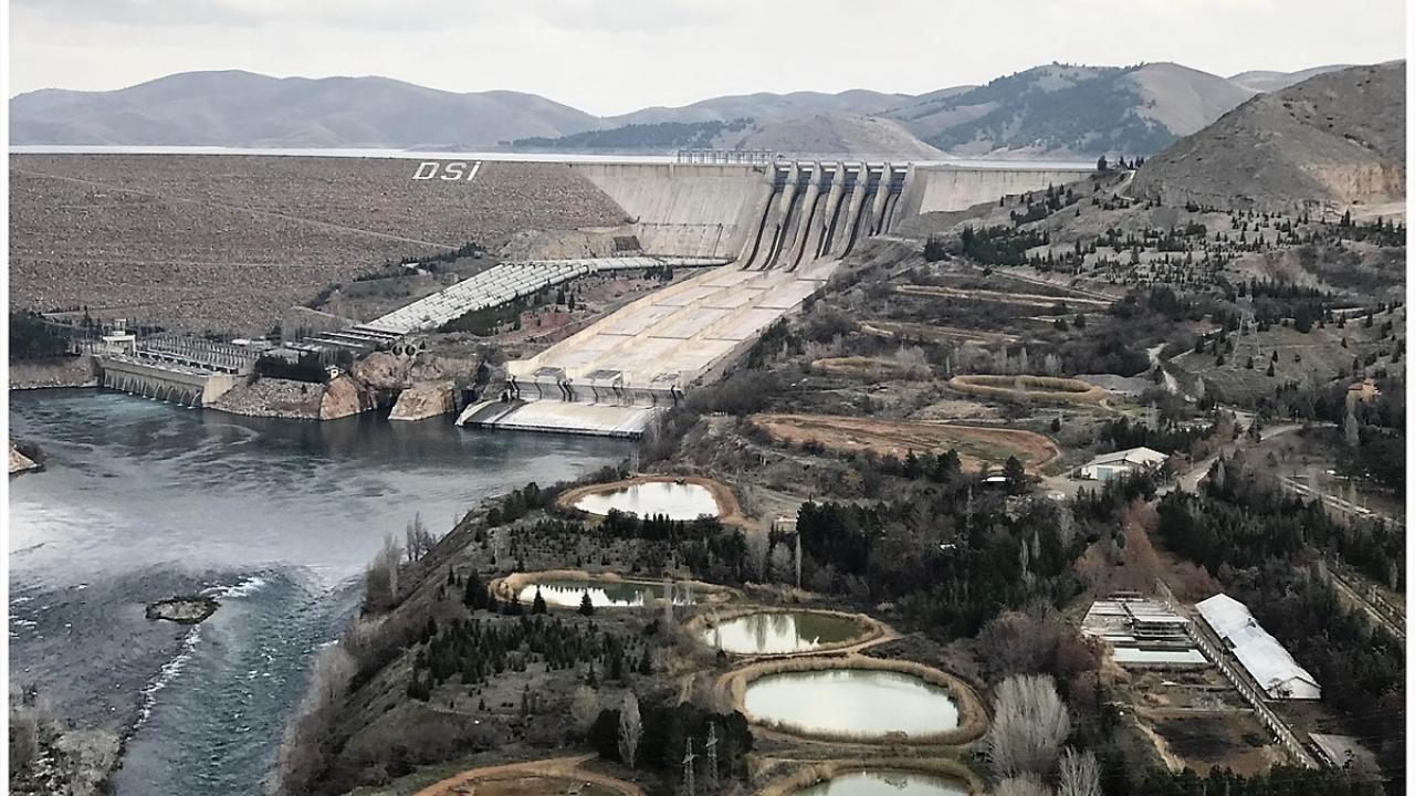 Keban Barajı`na su sağlayan havzalara bol yağış düşmesi halinde 2021 yılında enerji üretiminin yaklaşık 8 milyar kilovatsaate yükselmesi bekleniyor.