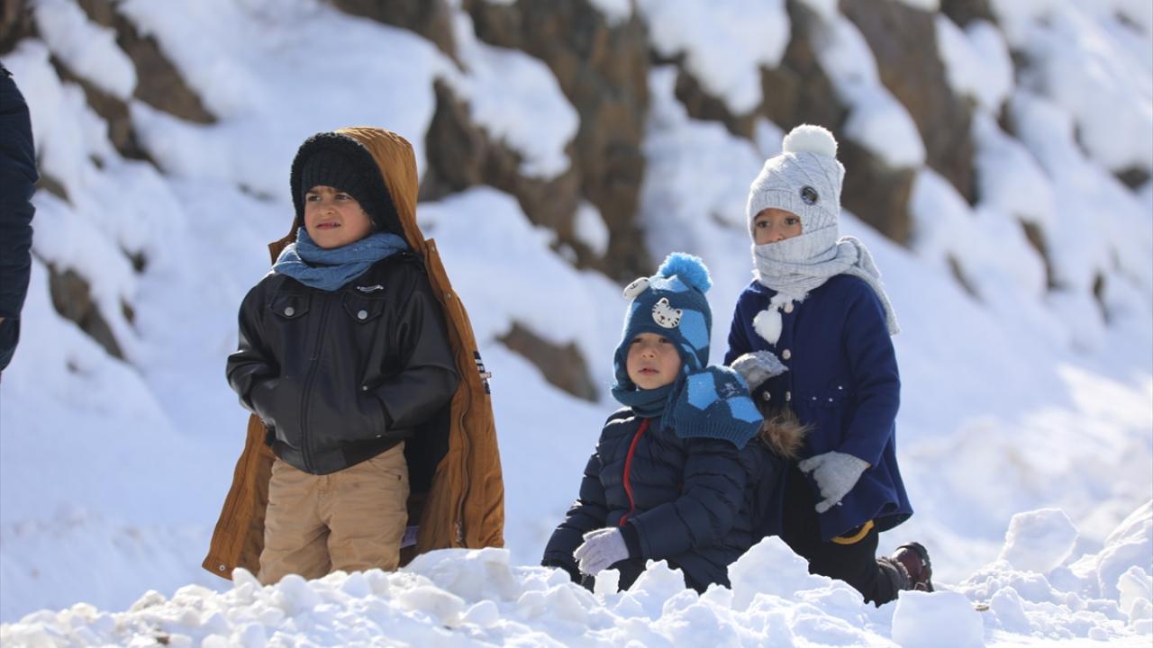 Daha hızlı kayabilmek için tahtadan yaptıkları kızakların ayaklarına plastik su boruları takan çocukların mutluluğu renkli görüntüler oluşturdu.