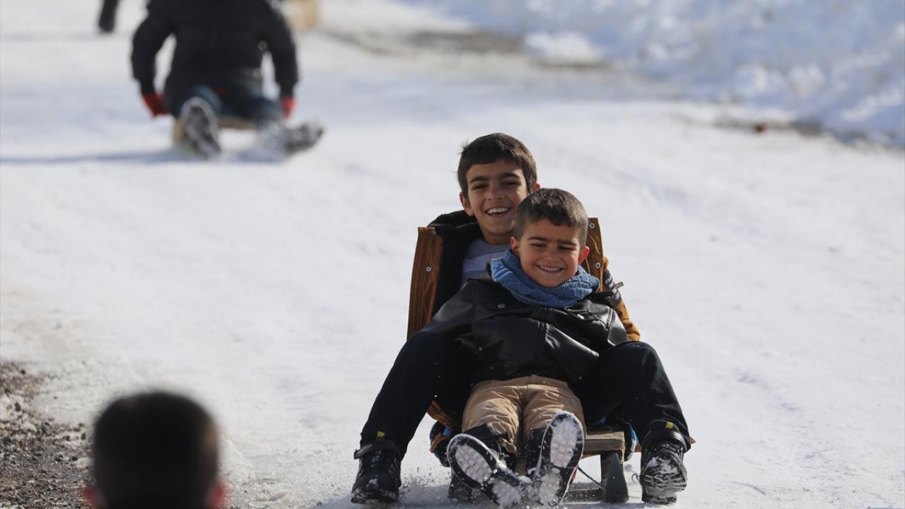 Kayarken zaman zaman zor anlar yaşayan çocukların her şeye rağmen bu eğlenceden vazgeçmediği görüldü.