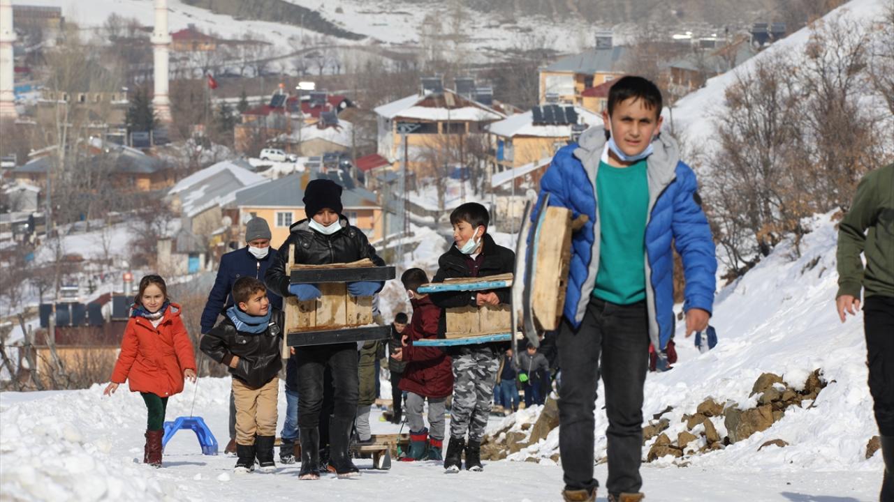Çocuklardan Ahmet Kan, kendi imkanlarıyla yaptıkları kızaklarla köydeki tepeden aşağı doğru kaydıklarını ve çok eğlendiklerini söyledi.