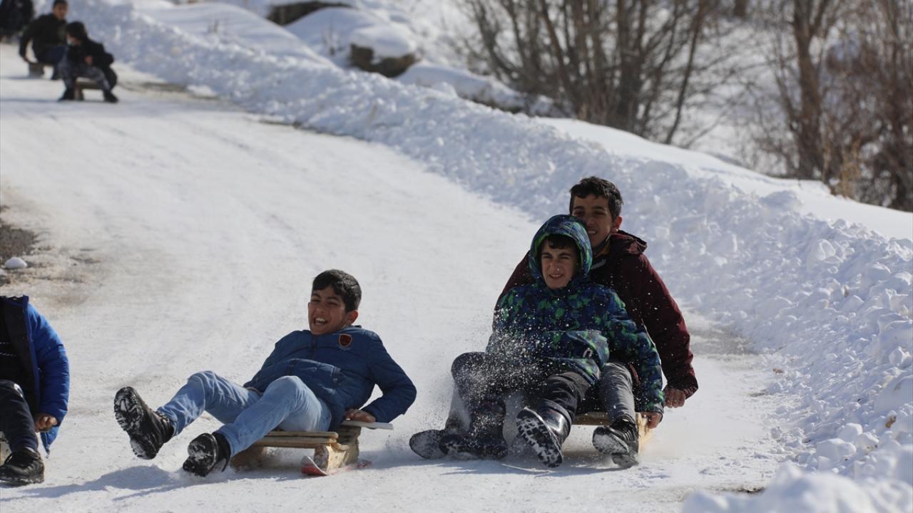 İsa Kına ise babasının yaptığı kızakla kaydığını, arkadaşlarıyla çok eğlendiklerini belirtti.