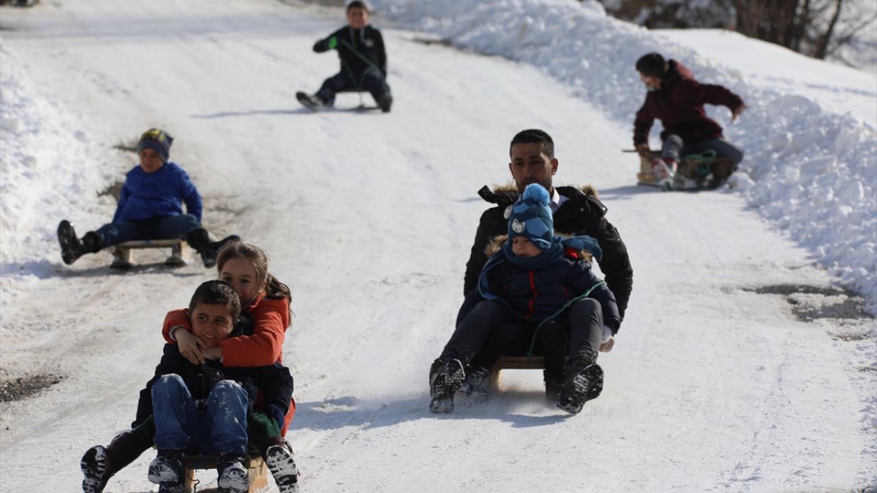 Çocukların kızak keyfine zaman zaman köydeki gençler ve diğer yetişkinler de katıldı.