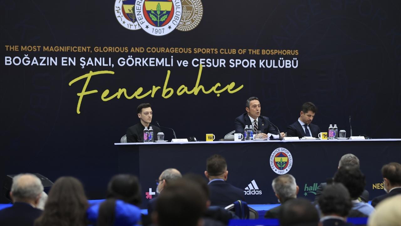 Transferi uzun süre konuşulan 32 yaşındaki oyuncunun imza töreni saat 15.00`te başladı.