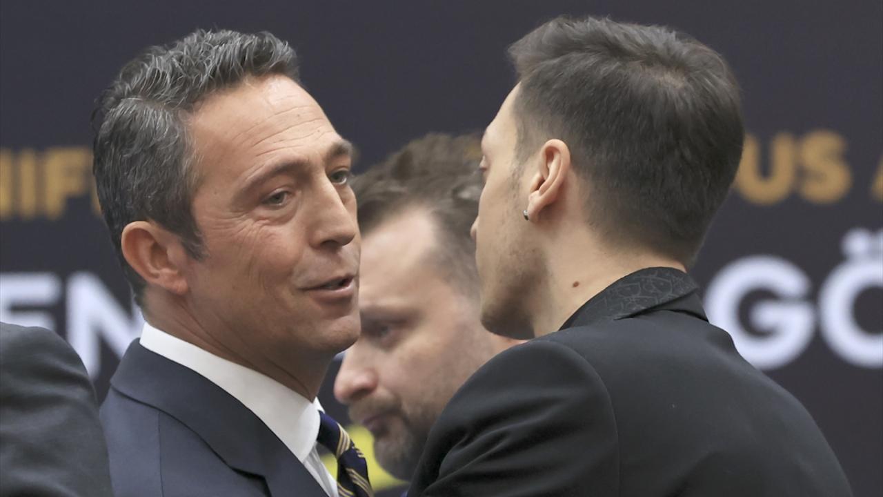 Tören sonunda Fenerbahçe Başkanı Ali Koç (solda), Özil`i tebrik etti.