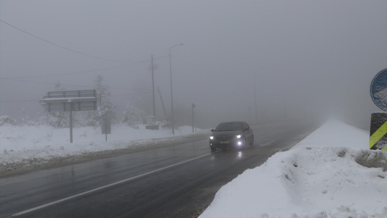 Bölgede dün akşam saatlerinde başlayan kar yağışı, D-100 kara yolunun Bolu Dağı kesimindeki Bakacak, Karanlıkdere ve Seymenler mevkisinde hafif şekilde devam ediyor.