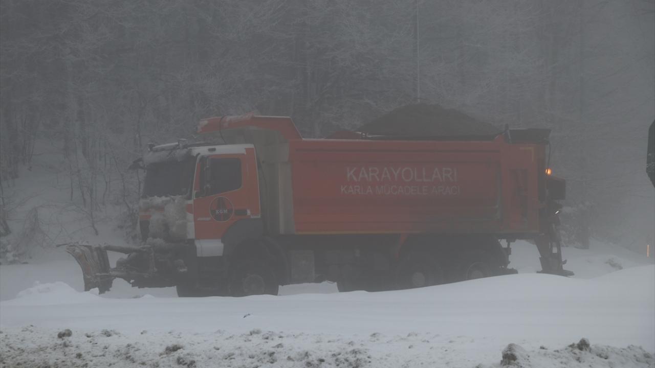 Karayolları ekipleri bölgede kar küreme ve tuzlama çalışması yapıyor.