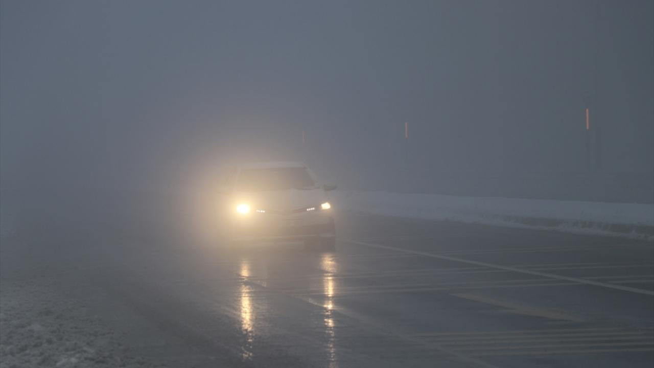 İl Emniyet Müdürlüğüne bağlı trafik ekipleri, sürücüleri kar yağışı ve sise karşı dikkatli olmaları konusunda uyarırken, trafik işaret ve işaretçilerine uyulmasını istiyor.