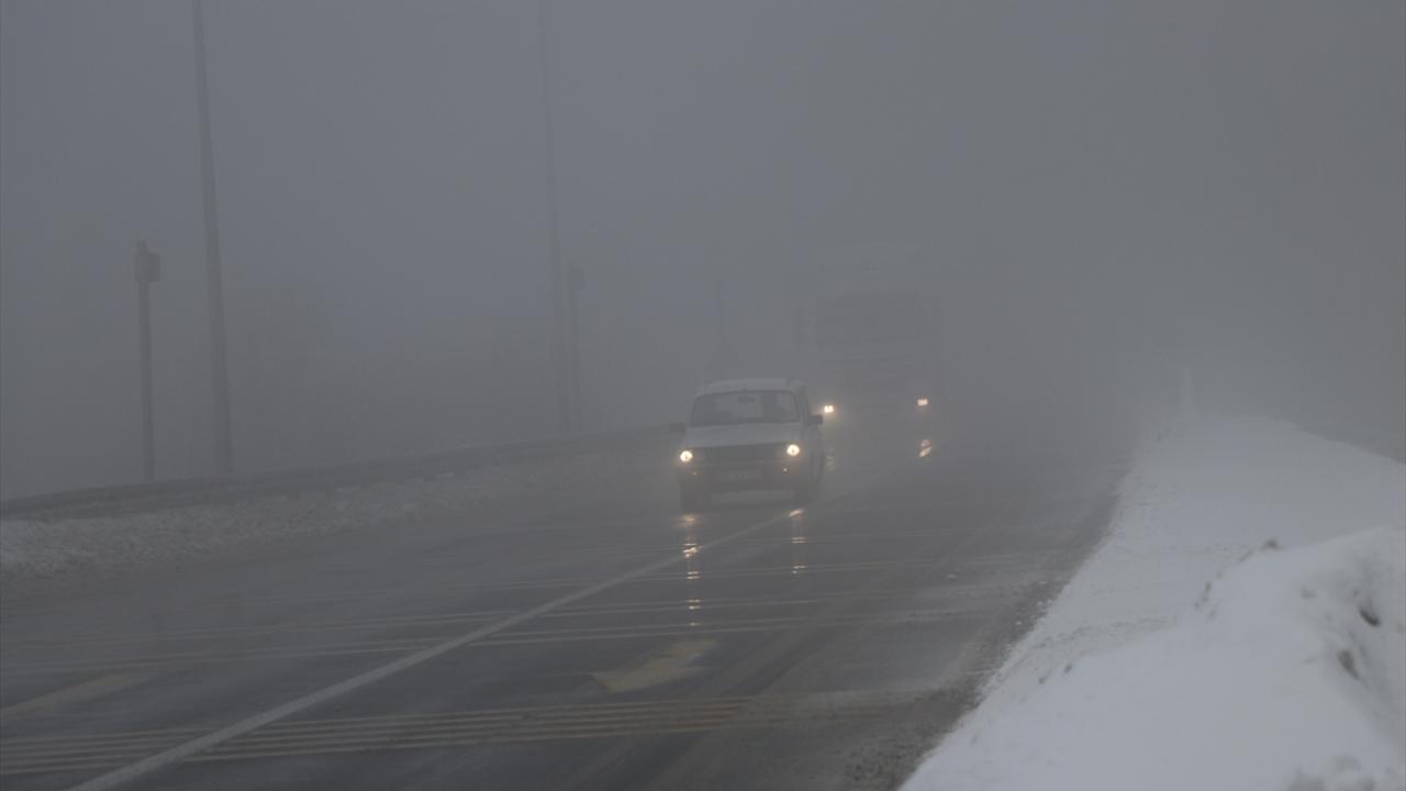 Öte yandan Bolu kent merkezinde kar yağışı aralıklarla devam ediyor.