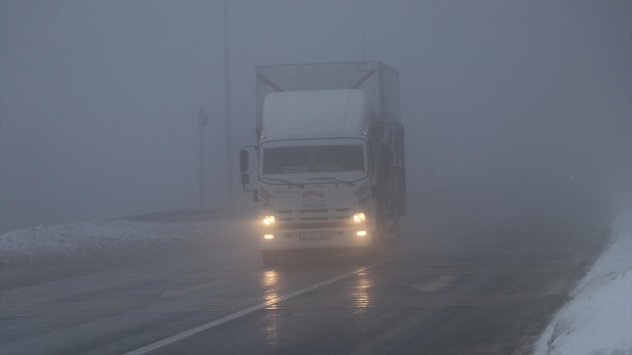 Düzce kent merkezinde de karla karışık yağmur etkili olurken, yüksek kesimlerde ise kar yağışı etkisini gösteriyor.