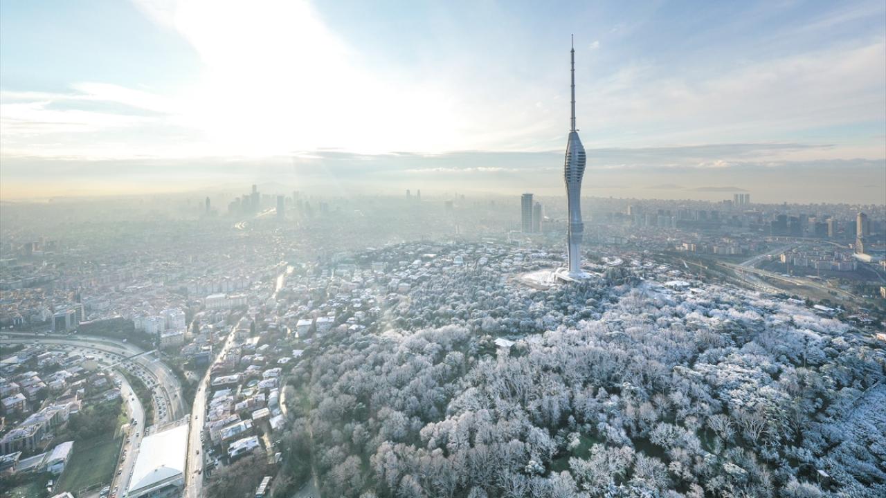 İstanbul`da Küçük Çamlıca Radyo ve Televizyon Kulesi ve çevresinde kar yağışı etkili oldu.