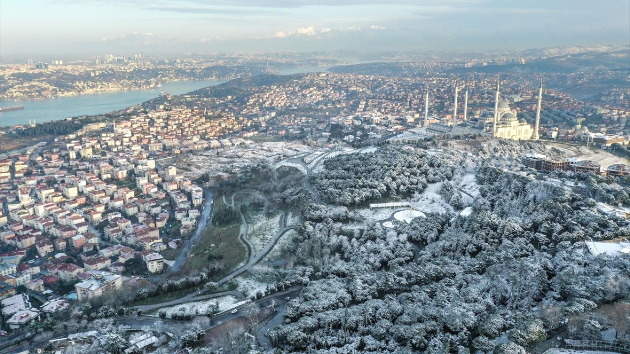 İstanbul`da Çamlıca Camii ve çevresinde kar yağışı etkili oldu.