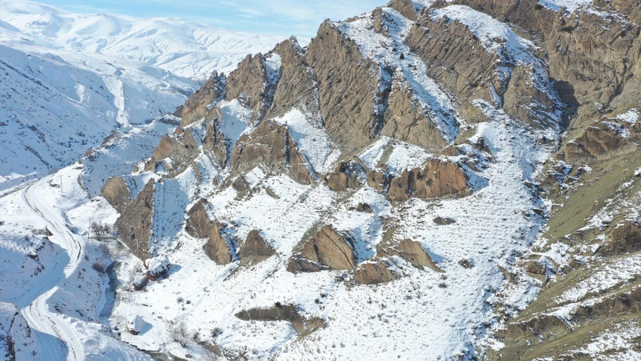 Tuzluca ilçesine bağlı Hadımlı, Göktaş ve Güzeldere köylerinin arasında bulunan vadideki ilginç kaya oluşumları, bölgedeki kar yağışıyla beyaz örtüyle kaplandı.