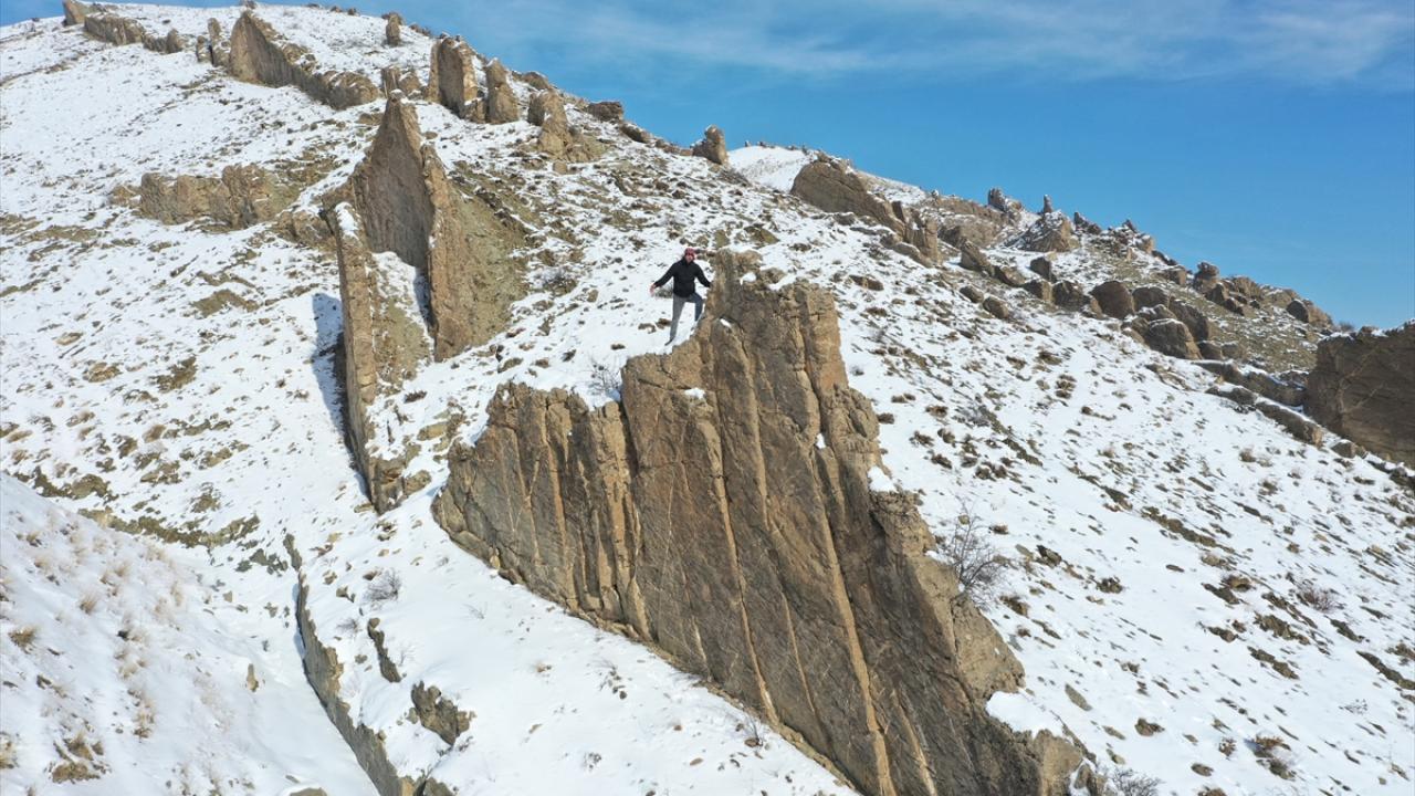 Ortasından geçen akarsu kenarında 70 metreye kadar uzanan dik kayalar, dağcılar tarafından ilgi görüyor.