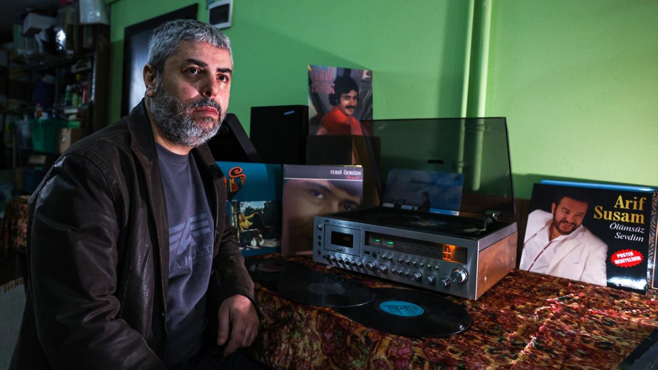 Covid-19 salgını nedeniyle günlerinin büyük bir bölümünü evlerinde geçirenlerin yeni hobilere yönelmesi, yalnızca meraklılarının ilgi gösterdiği nostaljik plağa ilgiyi artırdı. 