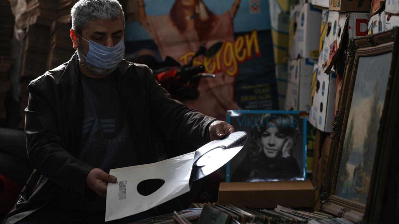 Bir yıla yaklaşan salgın süreci, insanların evlerinde yeni uğraşlar edindiği de bir dönem oldu. Dizi, film, kitap, el sanatları ve müzikle boş vakitleri değerlendirmek adeta hayatın bir parçası haline geldi. 