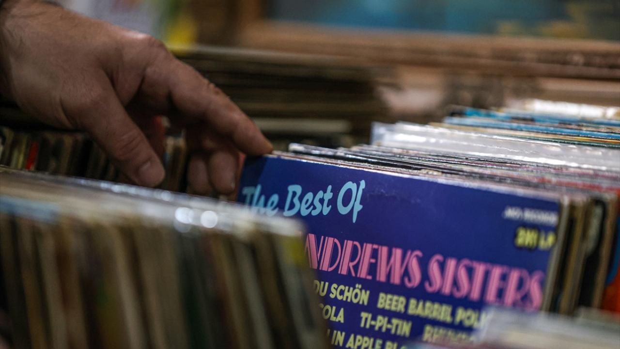 Plak satıcılarının da yüzü güldü