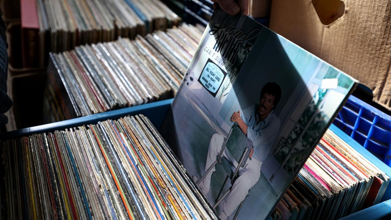 İstanbul`da antika pazarında ve internet üzerinden çevrim içi plak satışı yapan Vedat İspir de bu durumdan son derece memnun olan esnaftan biri.