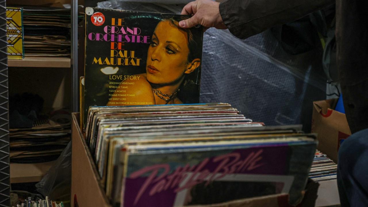 Türkiye`deki en büyük yabancı plak seçkisini elinde bulunduran İspir, eskiye olan merakı nedeniyle yaklaşık 30 yıldır bu piyasanın içinde yer alıyor.