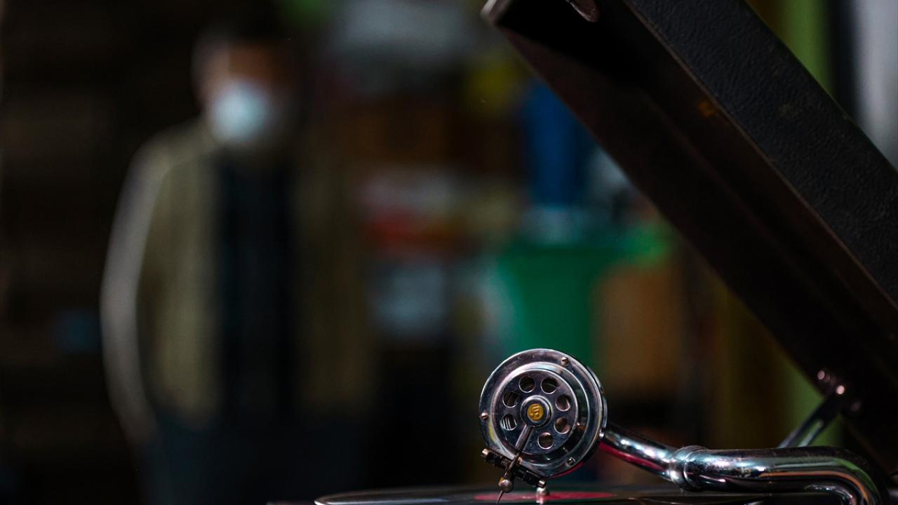 İlk olarak Kadıköy`deki antika pazarında plak satışı yapmaya başlayan İspir, plak piyasasının yıllar sonra özellikle salgın süreci gibi bir dönemde geldiği noktadan mutlu. 