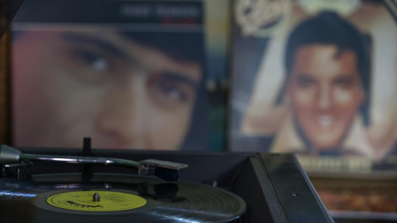 İspir, bu yıl bir çevrim içi platformda yayınlanan dizinin etkisiyle Ferdi Özbeğen şarkılarına ilginin arttığını, elindeki stokların tükendiğini ve satışların patlama yaptığını belirtti. 