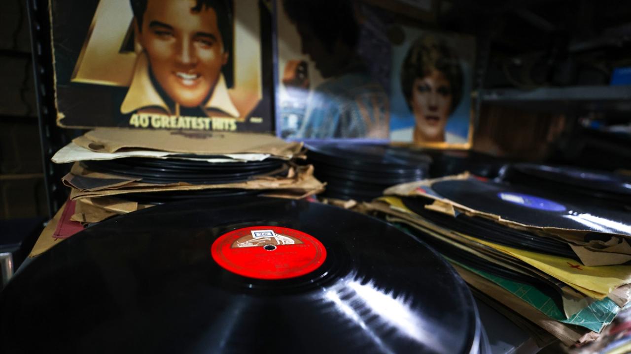 Vedat İspir, dönem plakları koleksiyonluk olduğu için fiyatlarının 200-250 TL, yeni basım plakların fiyatlarının ise 100 TL olduğunu belirtti. 