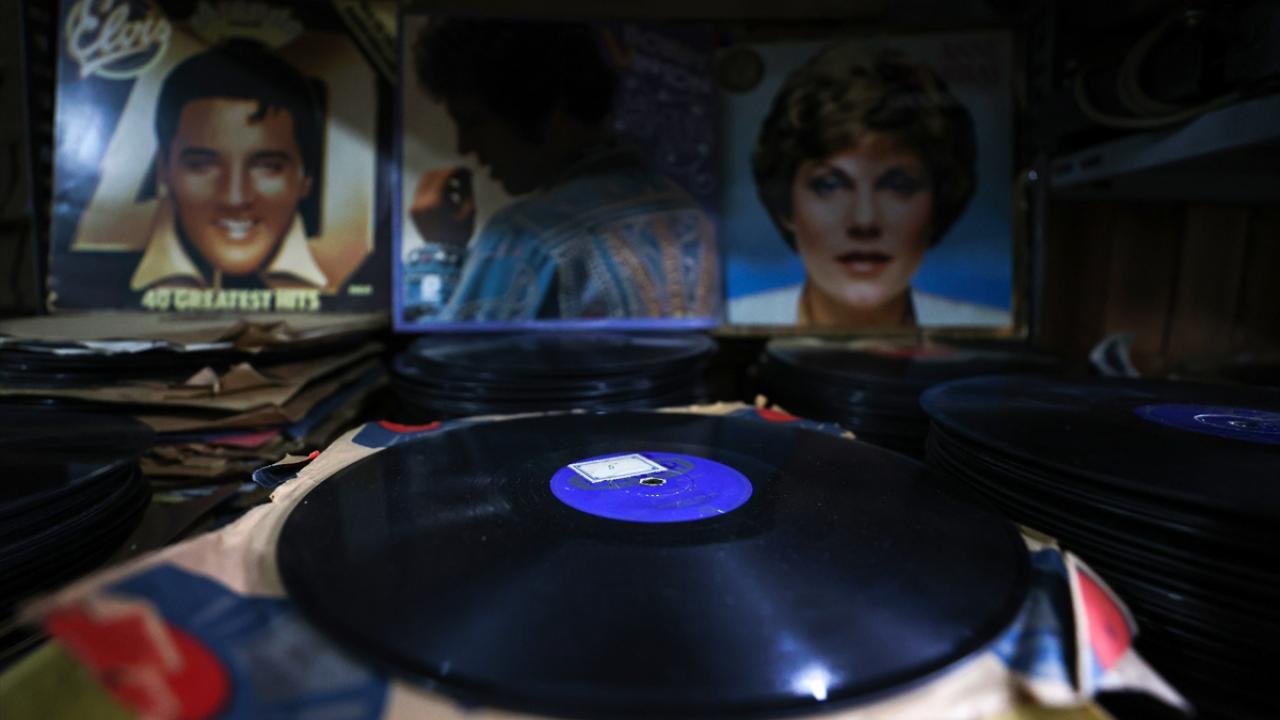 Türkiye`de en zengin yabancı plak seçkisini elinde bulundurduğunu aktaran İspir, bu plakları da yurt dışından satın aldığını söyledi.