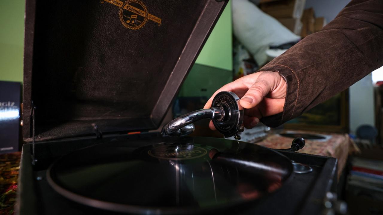 İspir, eski dönem plakları yönünden oldukça zengin olan Türkiye`de bir plak fabrikasının bulunmaması nedeniyle yeni dönem plaklarının çoğunlukla yurt dışında basıldığını belirtti.