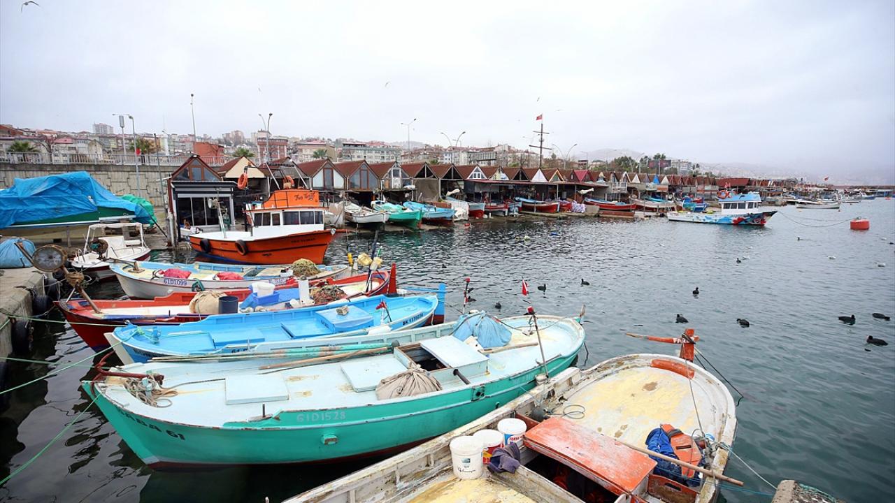 Kuvvetli rüzgar dolayısıyla denize açılamayan balıkçılar, tekne ve ağlarında onarım yapmayı tercih etti.