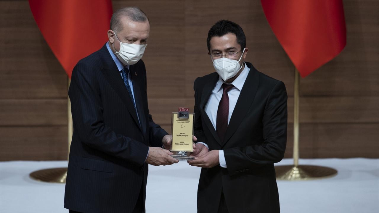 Cumhurbaşkanı Erdoğan Doç. Dr. Serdar Akbayrak`a ödülünü verdi.