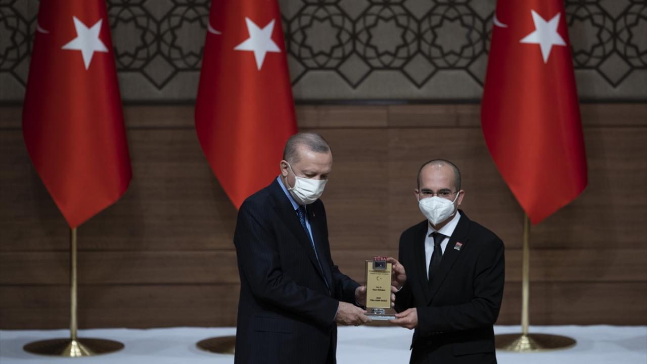 Cumhurbaşkanı Erdoğan Doç. Dr. Yaşar Akdoğan`a ödülünü verdi.