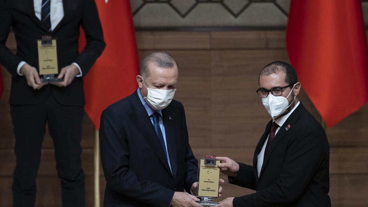 Cumhurbaşkanı Erdoğan Dr. Öğr. Üyesi Korhan Özkan`a ödülünü verdi.