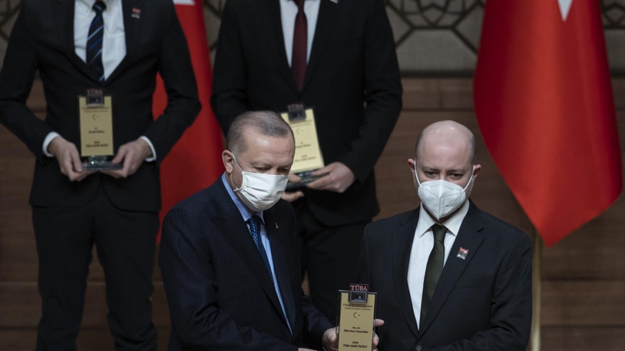 Cumhurbaşkanı Erdoğan Doç. Dr. Rifat Onur Umucalılar`a ödülünü verdi.