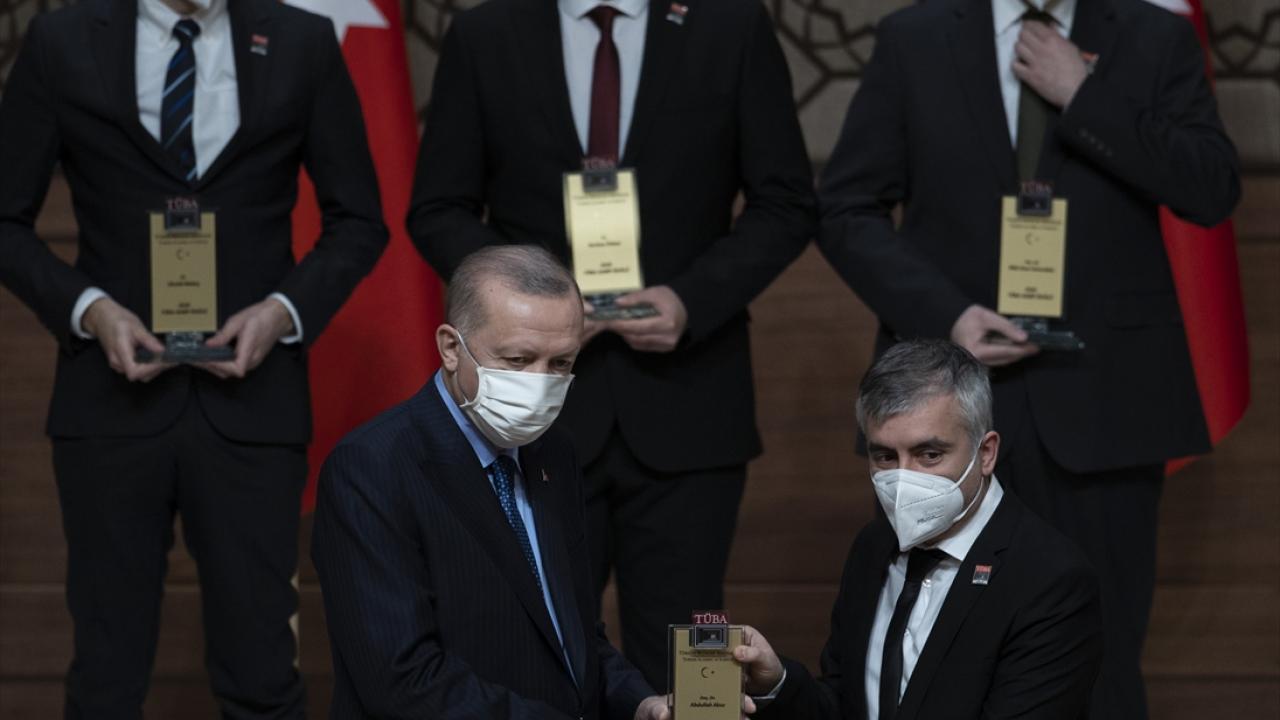 Cumhurbaşkanı Erdoğan Doç. Dr. Abdullah Aksu`ya ödülünü verdi.