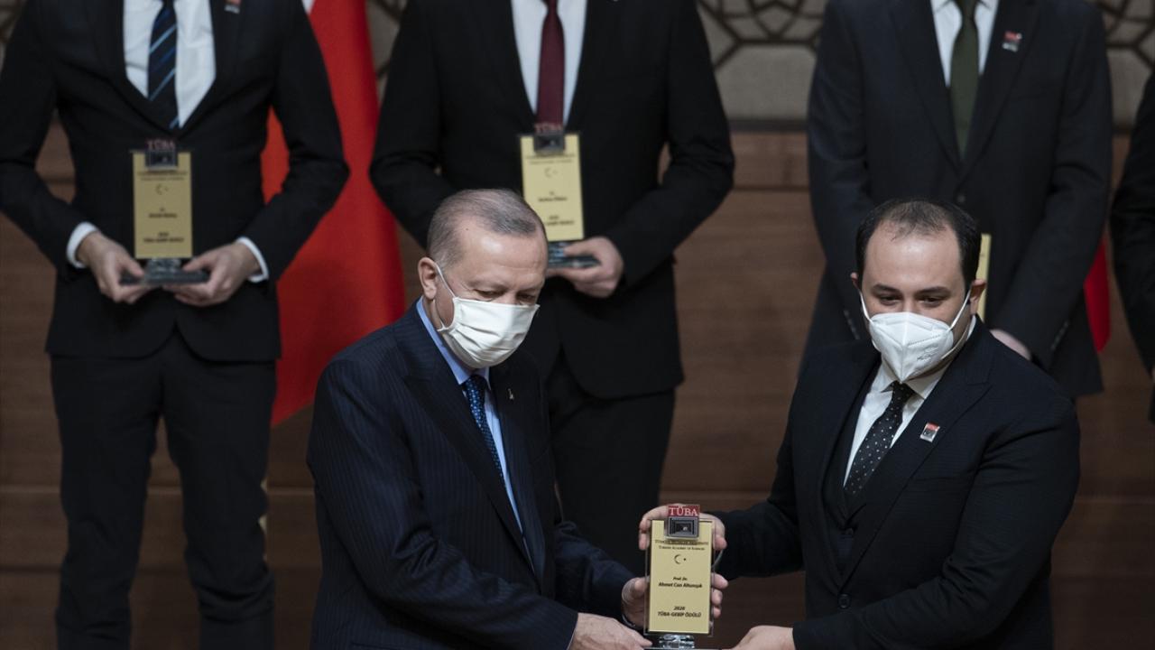 Cumhurbaşkanı Erdoğan Prof. Dr. Ahmet Can Altunışık`a ödülünü verdi.