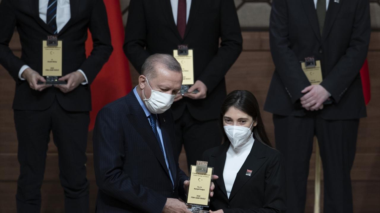 Cumhurbaşkanı Erdoğan Doç. Dr. Ayşegül Doğan`a ödülünü verdi.