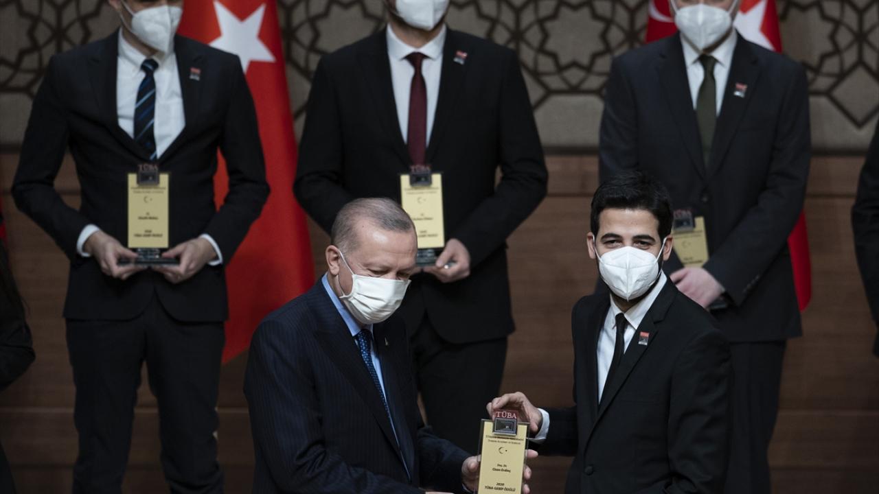 Cumhurbaşkanı Erdoğan Doç. Dr. Ozan Erdinç`e ödülünü verdi.