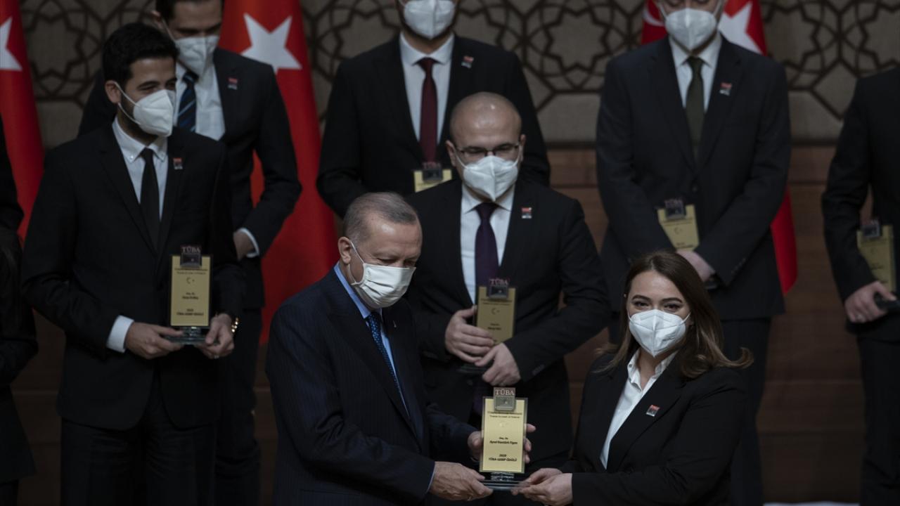 Cumhurbaşkanı Erdoğan Doç. Dr. Aysel Kantürk Figen`e ödülünü verdi.