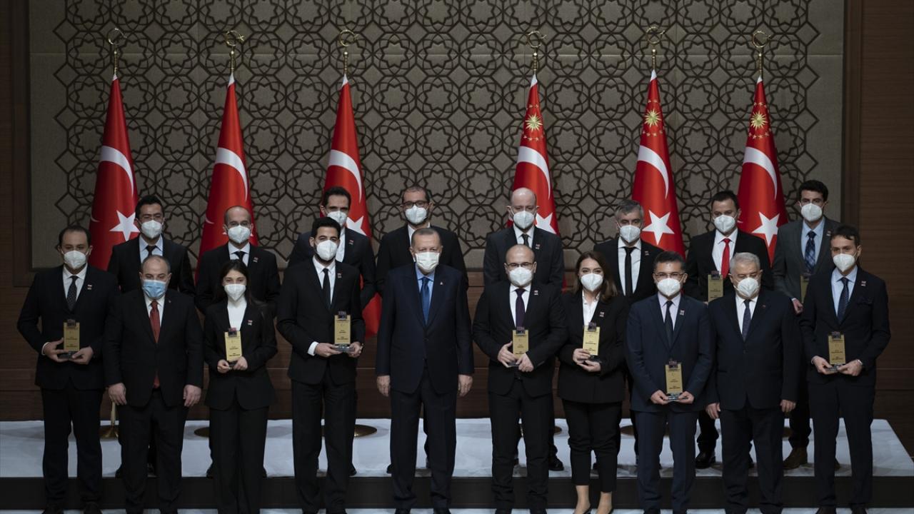 Cumhurbaşkanı Erdoğan, konuşmasının ardından TÜBİTAK ve TÜBA Bilim Ödülleri`ne layık görülen katılımcılara ödüllerini takdim etti.