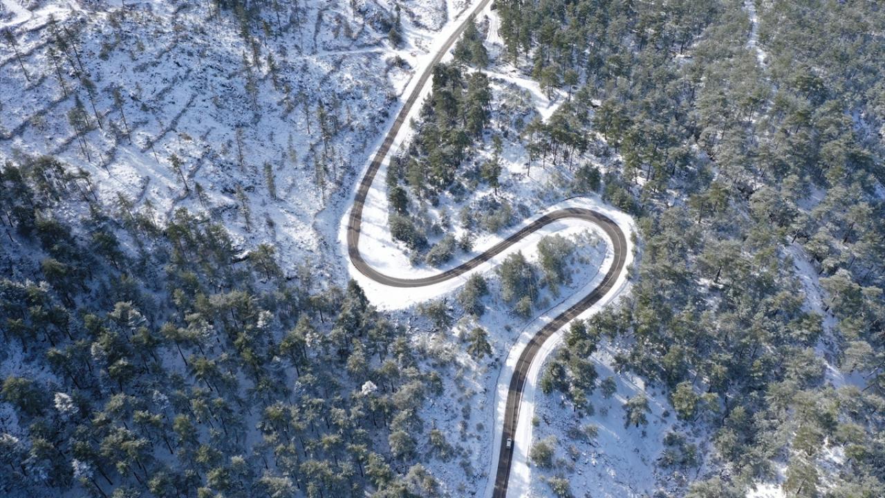 Bölgenin doğal güzellikleriyle karın buluşması kartpostallık görüntüler oluşturdu.