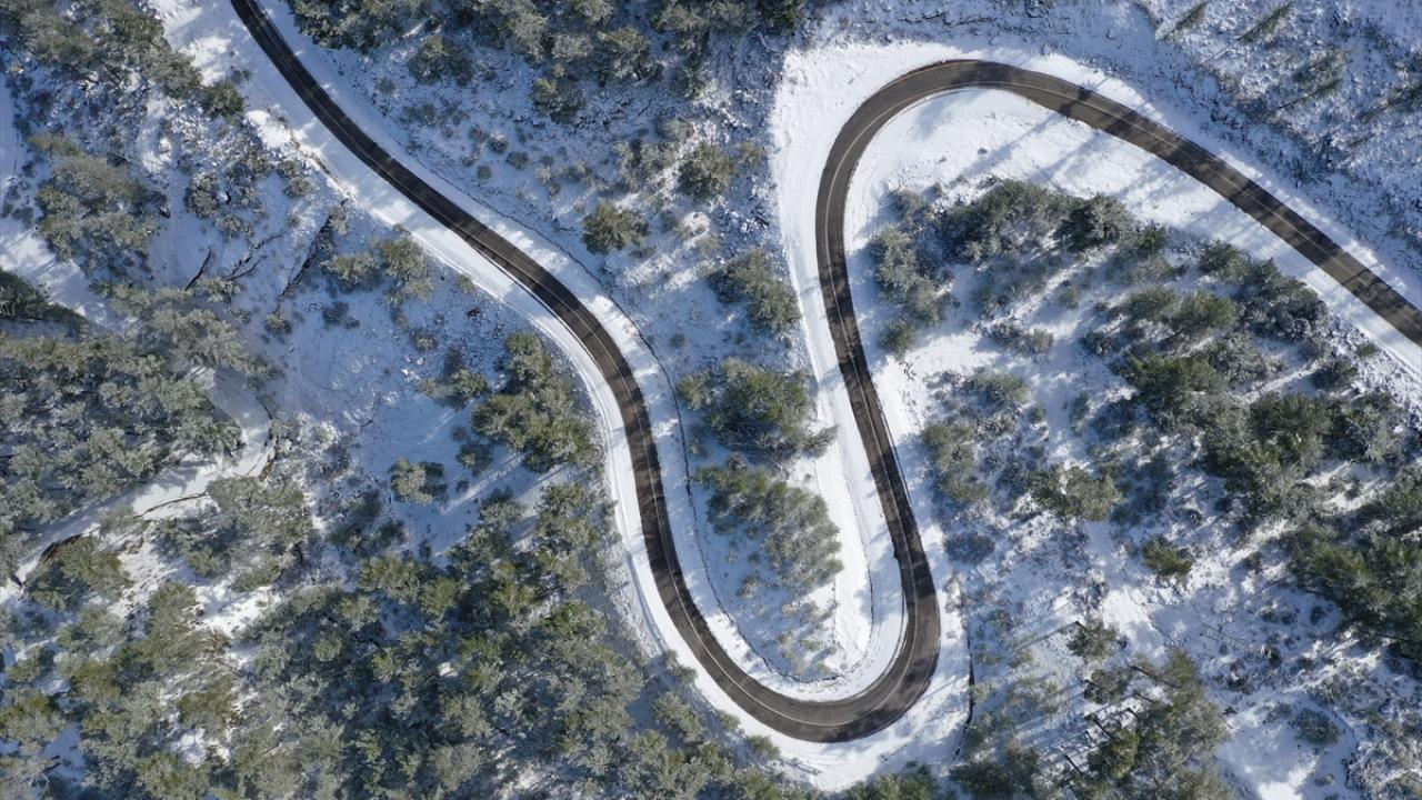 Kar görmek için yaylalara gelenler, fotoğraf çektirdi, kartopu oynadı.