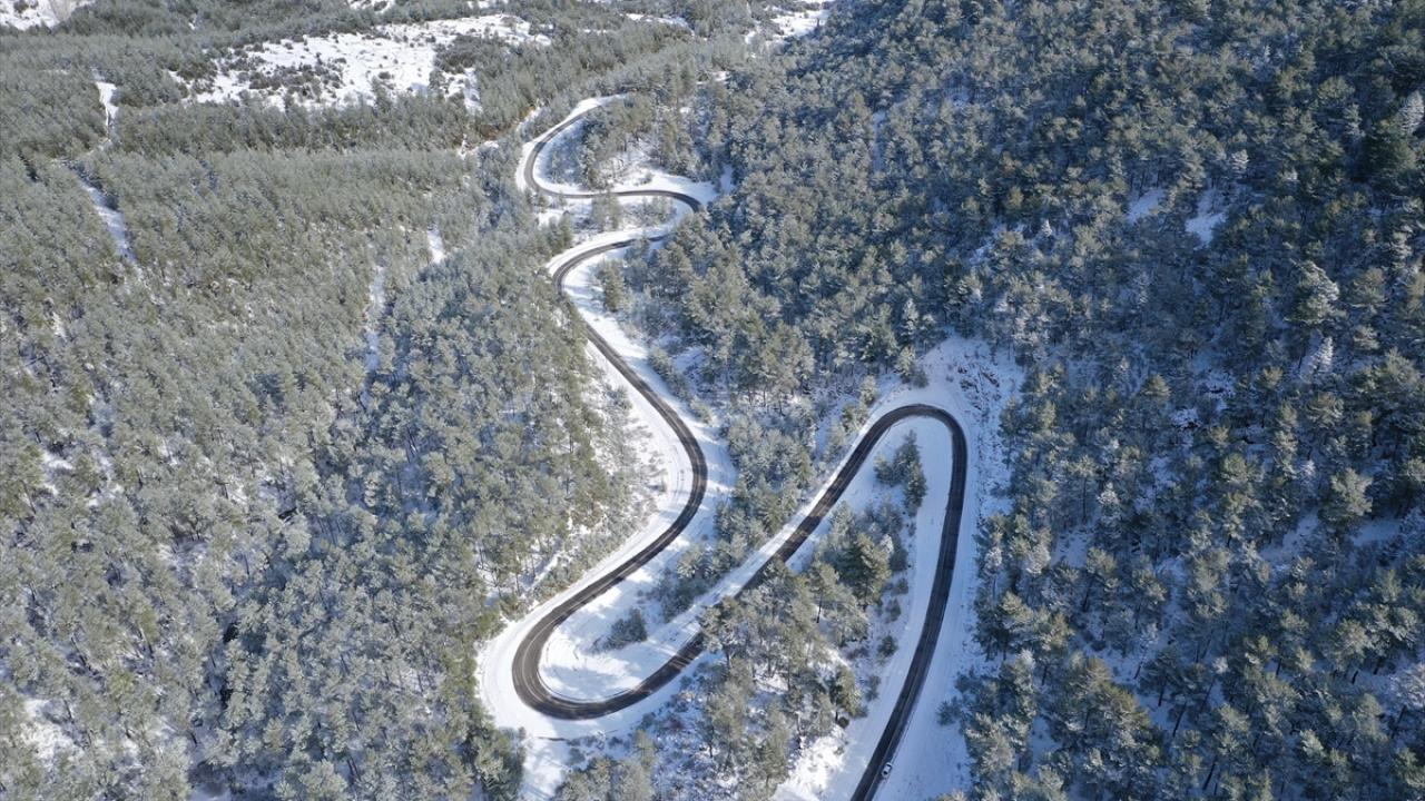 Kaş Belediyesi ekipleri de karla kaplı yollarda temizleme çalışması yaptı. 