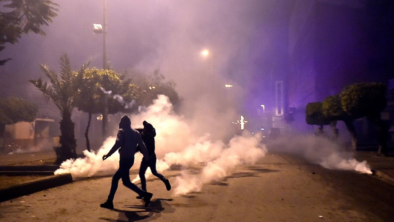 Güvenlik güçleri, göstericilere göz yaşartıcı gaz bombasıyla müdahale etti.