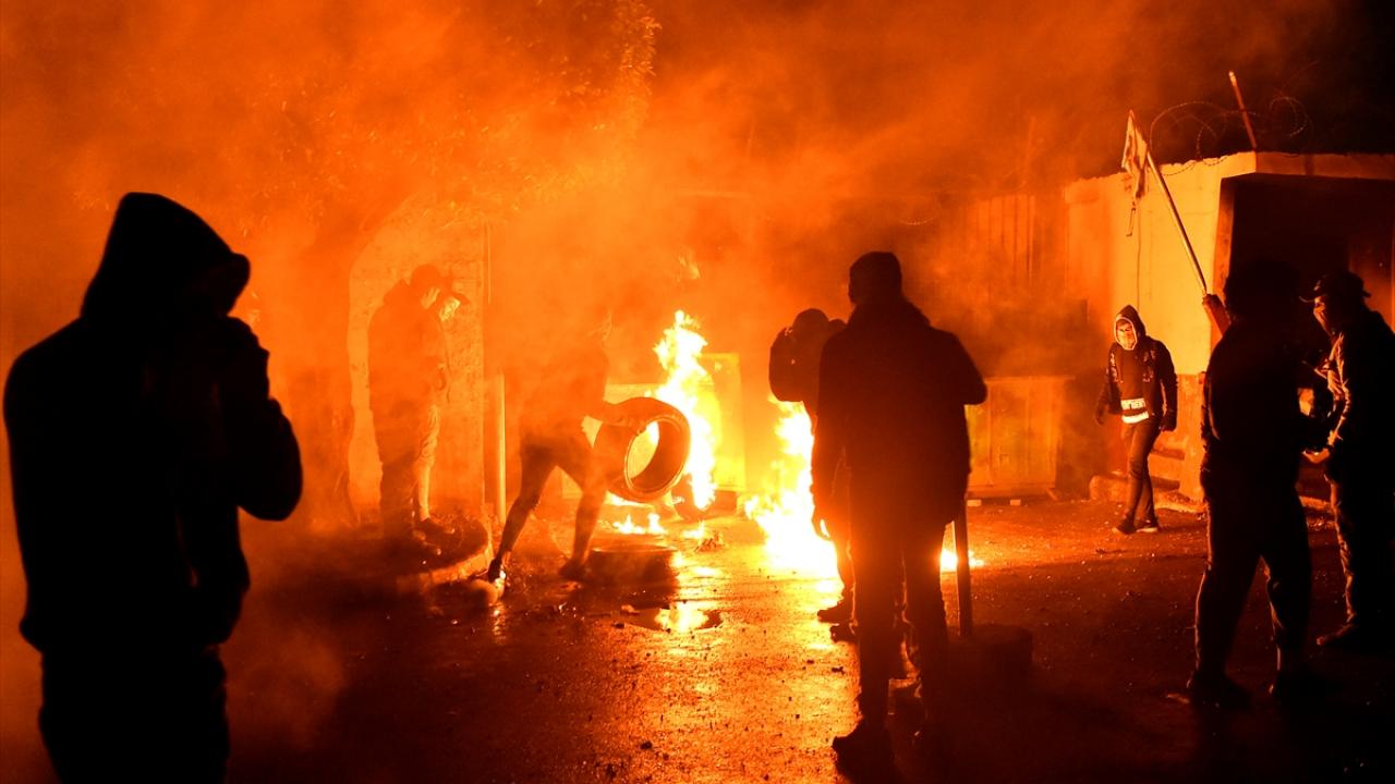 Bazı göstericiler, ateş yakarak bazı yolları kapatı.