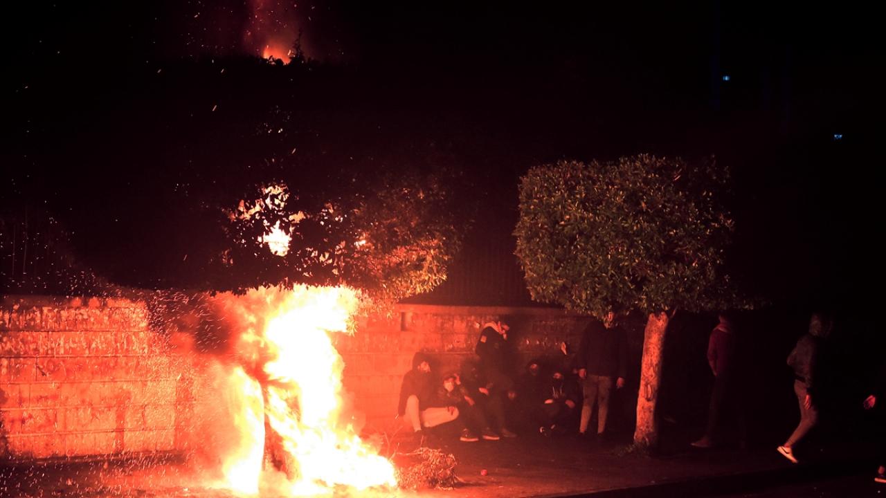 Bazı göstericiler, bölgedeki bir ağacı ateşe verdi.