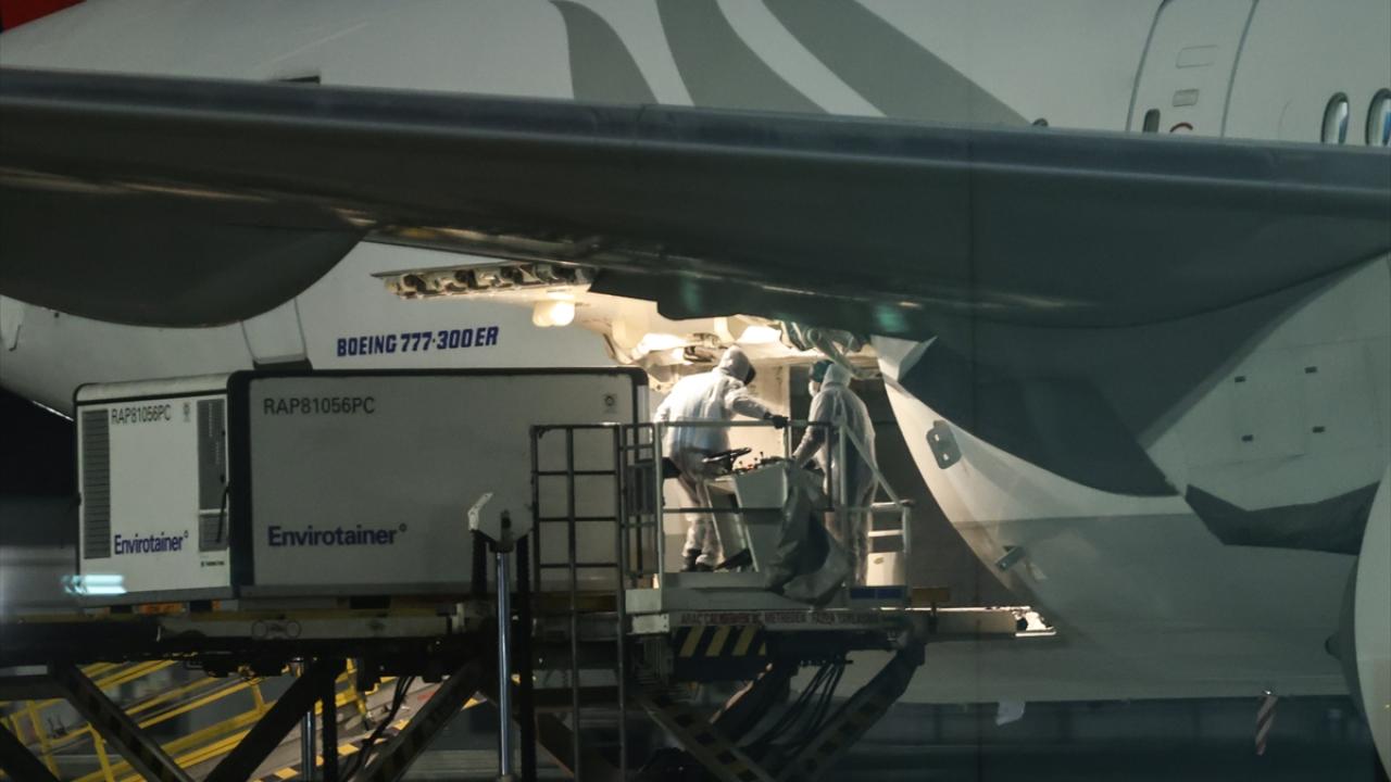 Aşıların 10 milyon dozluk 2. sevkiyatının 1.bölümü olan 6 buçuk milyon doz aşı, geçen hafta sonu Türkiye`ye getirilmişti.